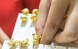 Người dân Hà Nội bịt khẩu trang phòng virus Corona mua vàng